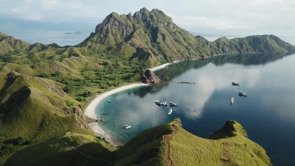 What is a Komodo wedding cruise and how does it work?